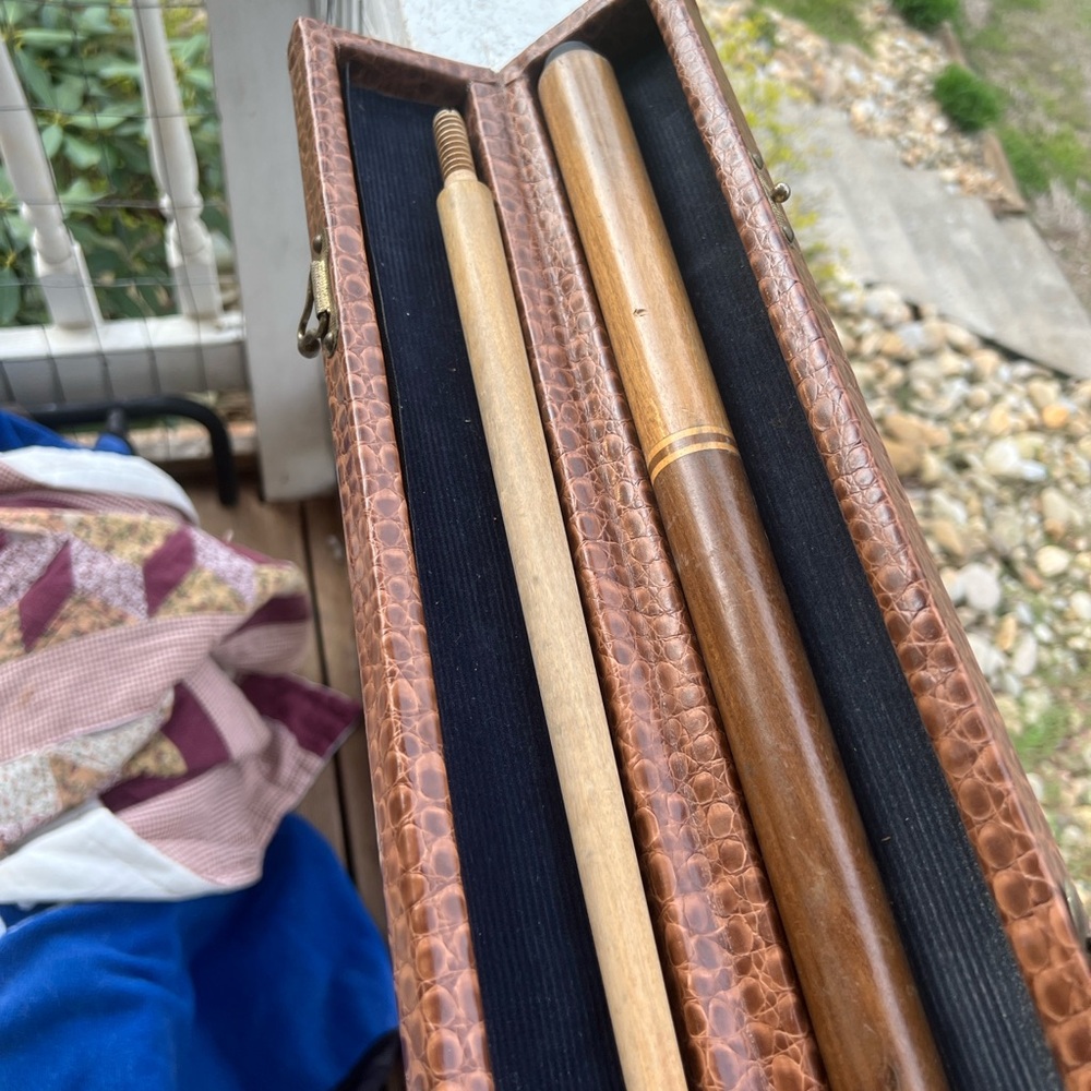 Brown Faux-Croc pool stick with Case - Unbranded